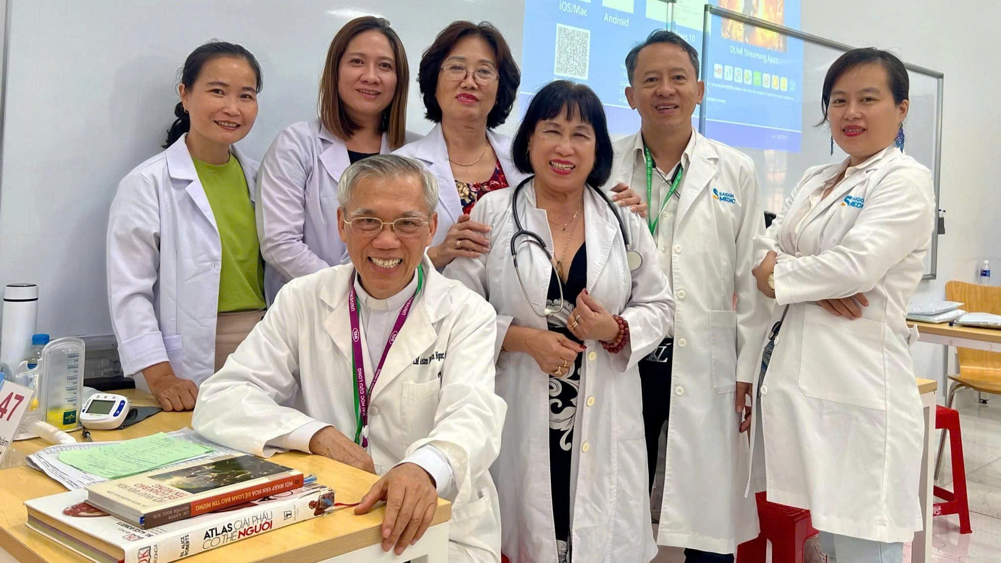 Ở lại, và cúi xuống phục vụ anh em